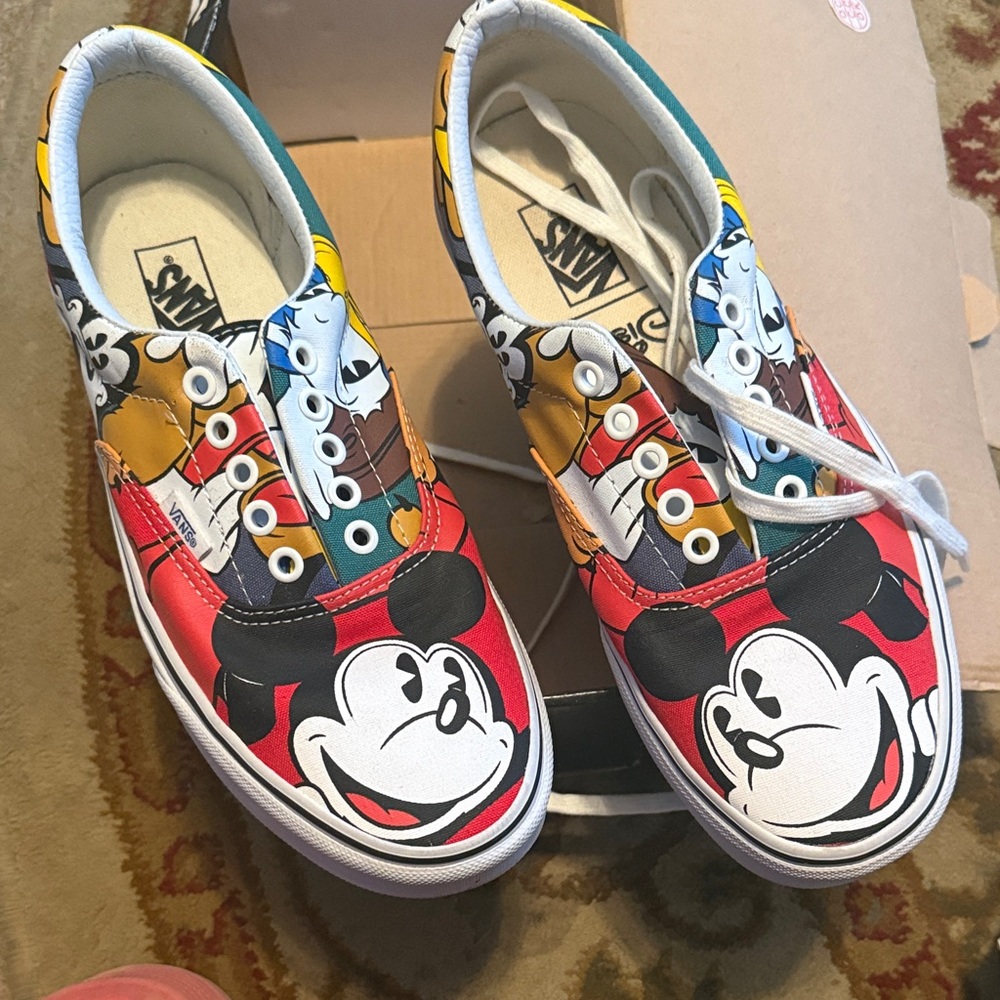 Vans DISNEY Brand New never worn
Size 9 / 10.5 With box (not in good shape) - Picture 1 of 10